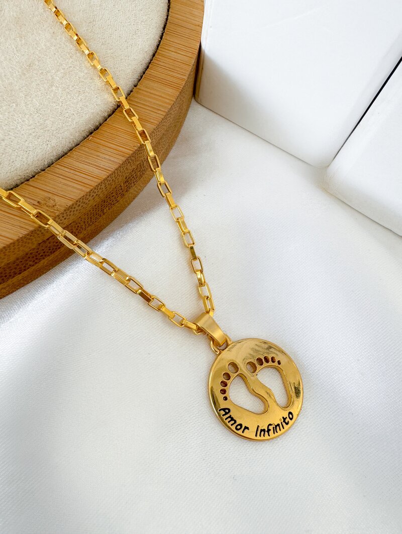 Colar Folheado a Ouro 18k Corrente Cartier com Pingente Pezinhos Amor Infinito