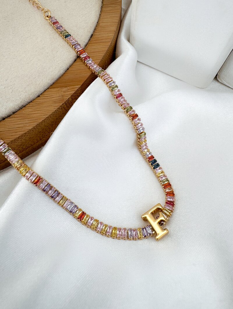 Colar Folheado a Ouro 18k Corrente com Navetes Coloridos e Letra F