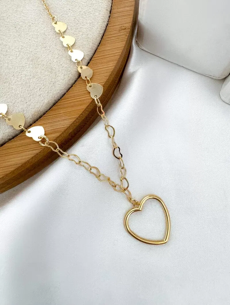 Colar Folheado a Ouro 18k Corrente de Corações com Pingente