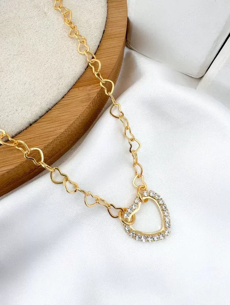 Colar Folheado a Ouro 18k Corrente de Corações Vazados com Coração Cravejado