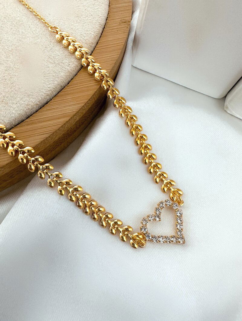 Colar Folheado a Ouro 18k Corrente de Escamas com Coração Cravejado