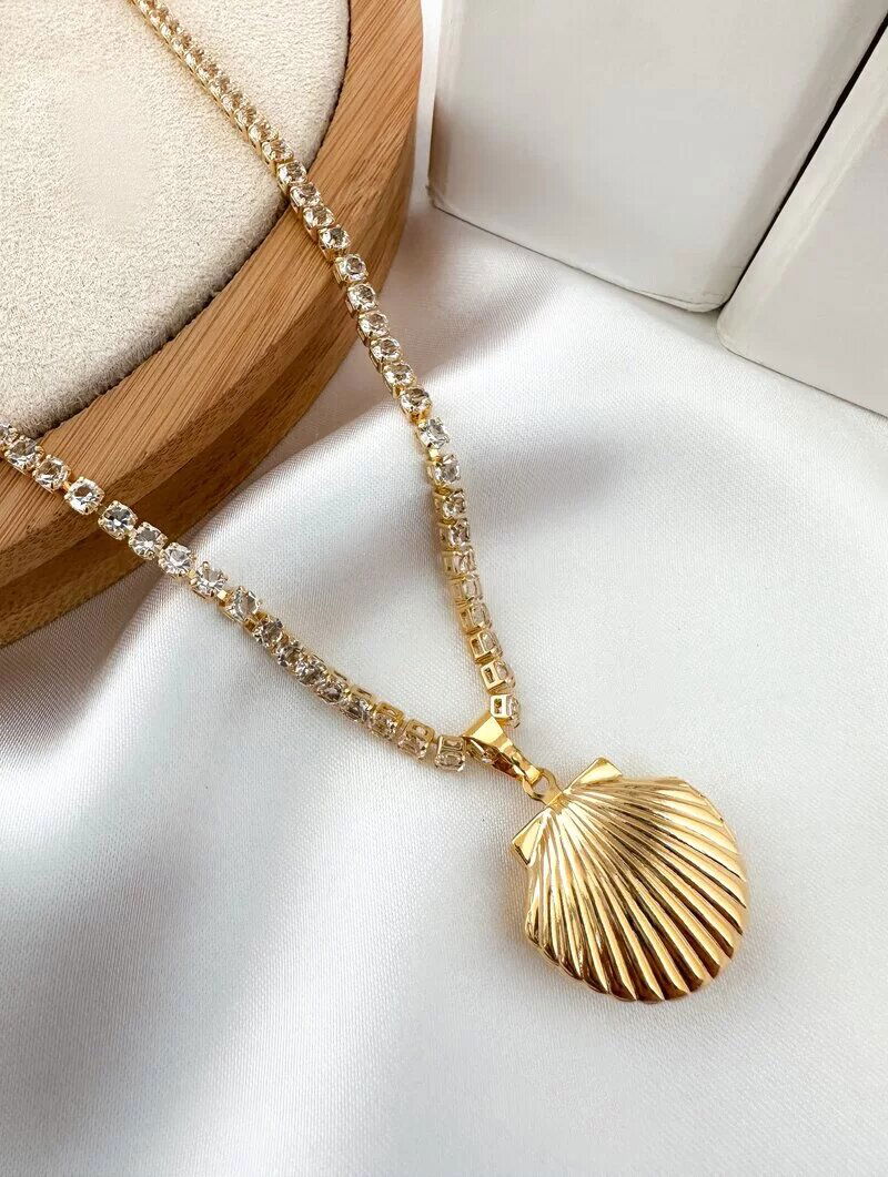 Colar Folheado a Ouro 18k Corrente de Microzircônias com Relicário Concha