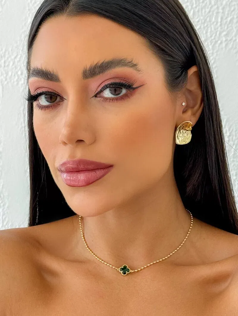 Colar Folheado a Ouro 18k Corrente de Mini Esferas com Pingente Inspiração P