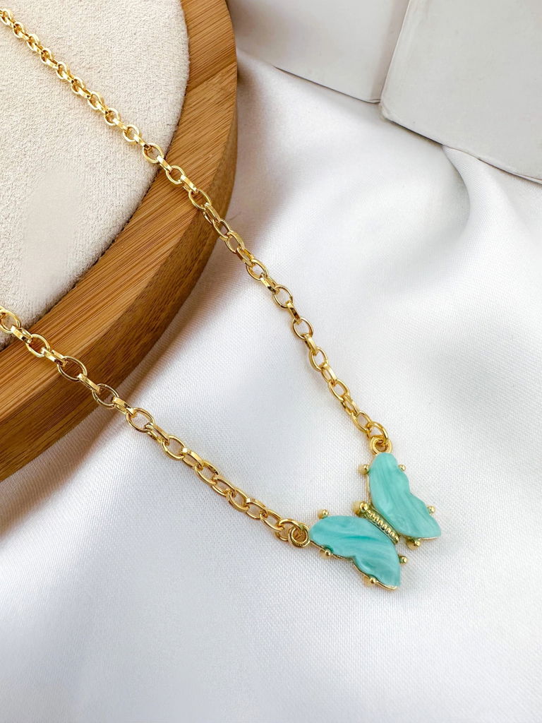 colar folheado a ouro 18k corrente elos com borboleta madrepérola turquesa.