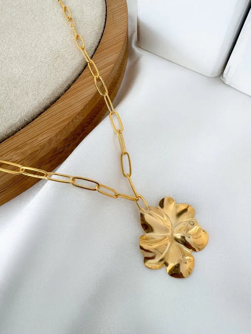 Colar Folheado a Ouro 18k Corrente Elos Ovais com Flor Martelada