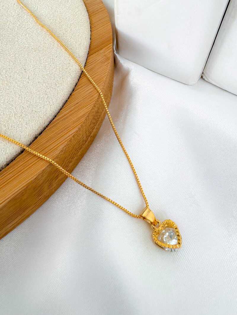 Colar Folheado a Ouro 18k Corrente Fina com Coração de Zircônia