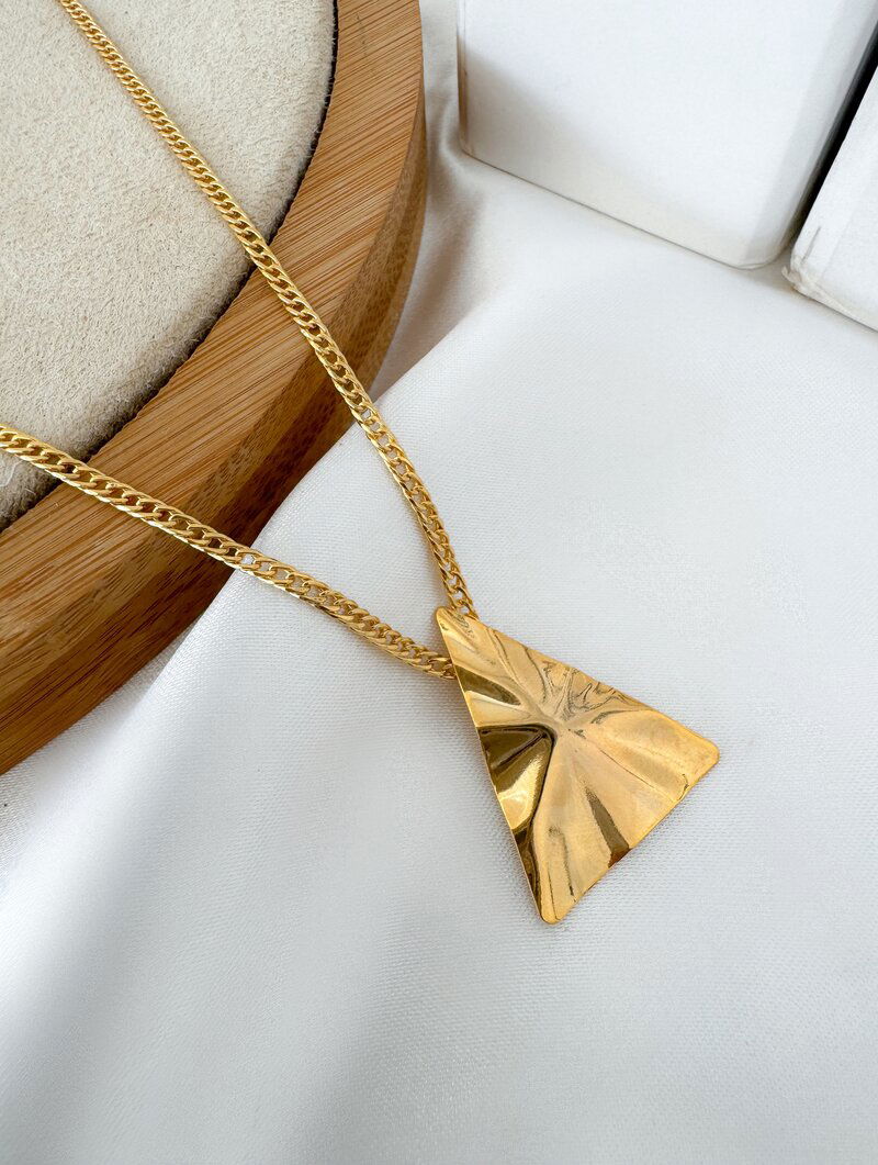 Colar Folheado a Ouro 18k Corrente Fina com Pingente Triangulo Martelado