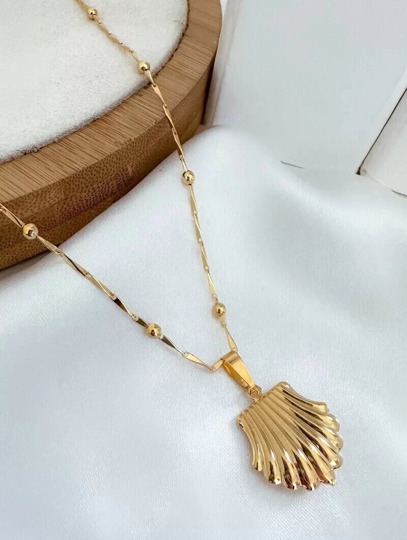 Colar Folheado a Ouro 18k Corrente Geométrica com Pingente Concha