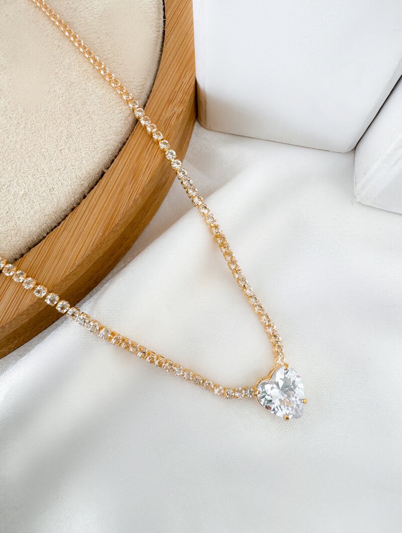 Colar Folheado a Ouro 18k Corrente Micro Zircônias com Coração Cristal