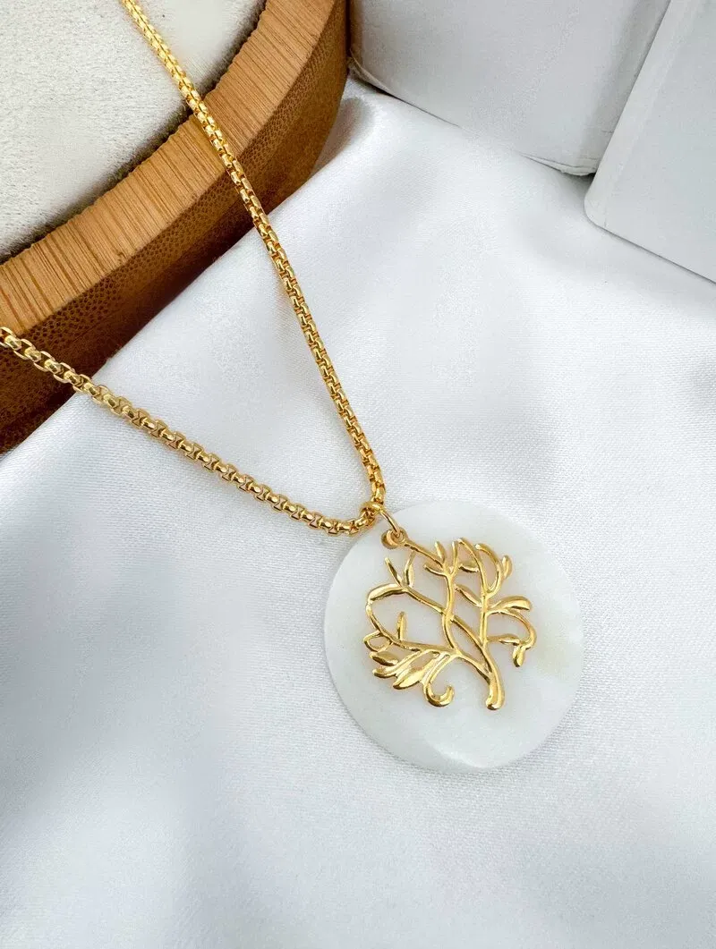 Colar Folheado a Ouro 18k Corrente Quadrada com Pingente Madré Pérola com Galhos