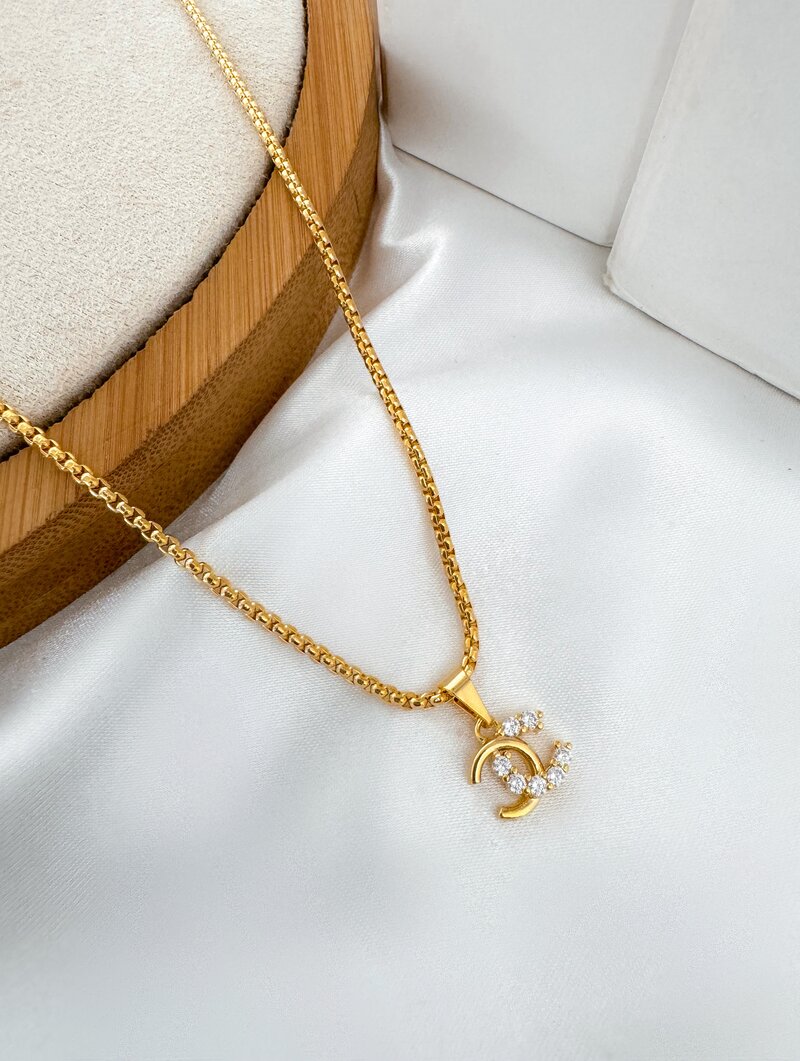 Colar Folheado a Ouro 18k Corrente Quadrada Fina com Pingente Inspiração