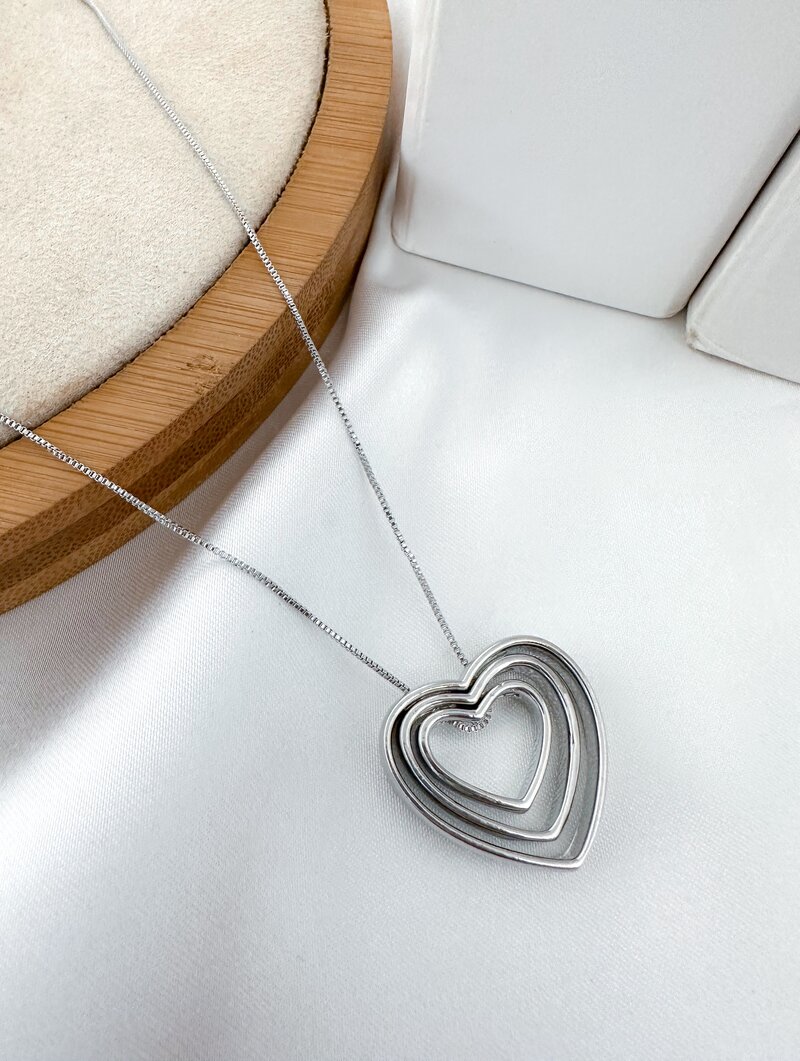 Colar Folheado a Ouro 18K e a Prata Coração Triplo Vazado