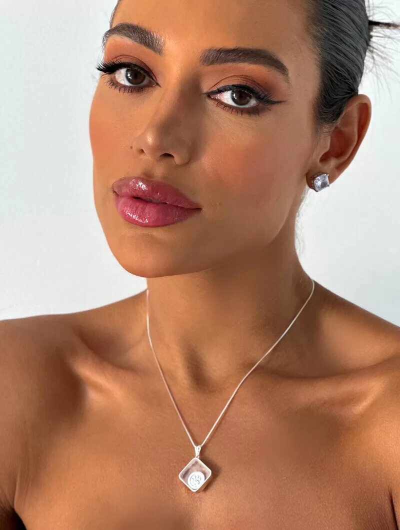 Colar folheado a ouro 18k e prata 925 com pata encapsulada 'I love my pet'.