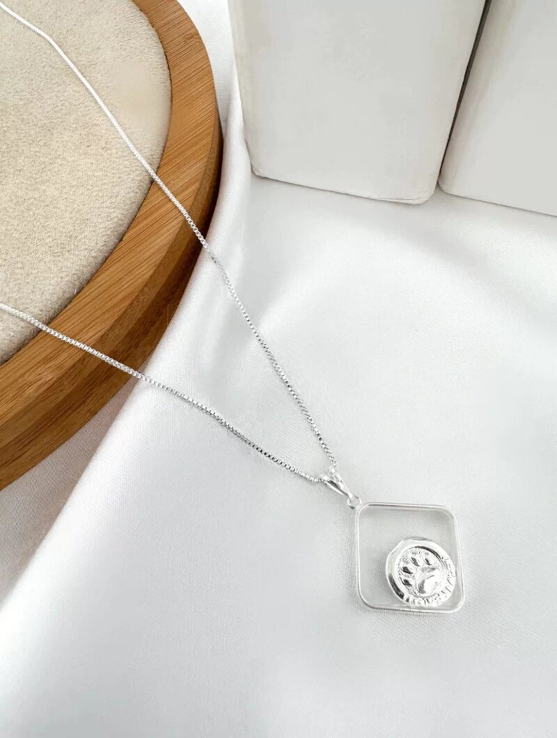 Colar folheado a ouro 18k e prata 925 com pata encapsulada 'I love my pet'.