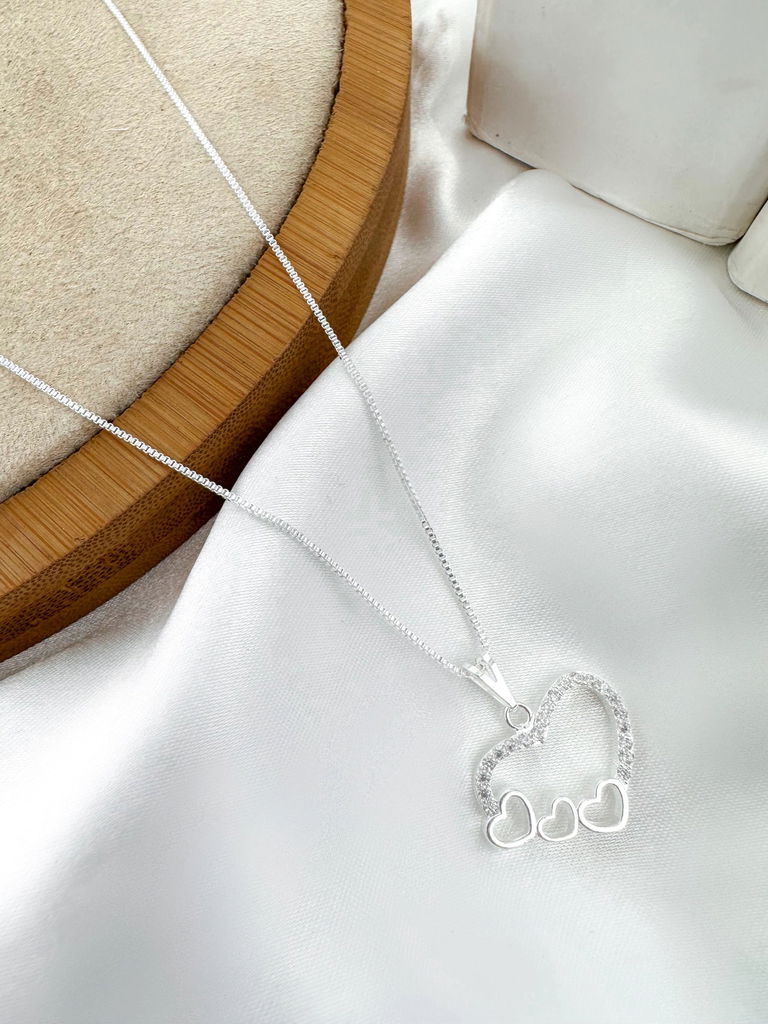 COLAR FOLHEADO A OURO 18K E PRATA 925 CORAÇÃO TRABALHADO COM MICRO ZIRCÔNIAS.