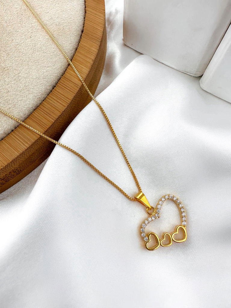 COLAR FOLHEADO A OURO 18K E PRATA 925 CORAÇÃO TRABALHADO COM MICRO ZIRCÔNIAS.