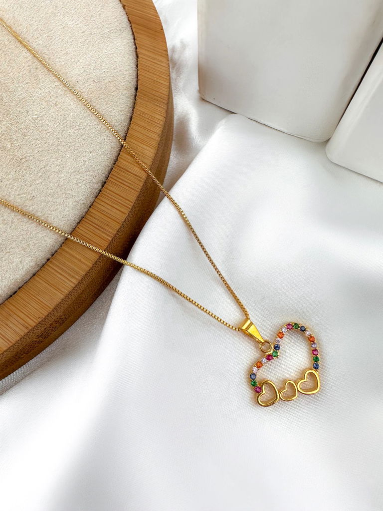 COLAR FOLHEADO A OURO 18K E PRATA 925 CORAÇÃO TRABALHADO COM MICRO ZIRCÔNIAS.