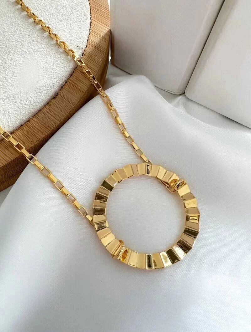 Colar Folheado a Ouro 18k e Prata 925 Corrente Quadrada com Circulo Vazado Martelado