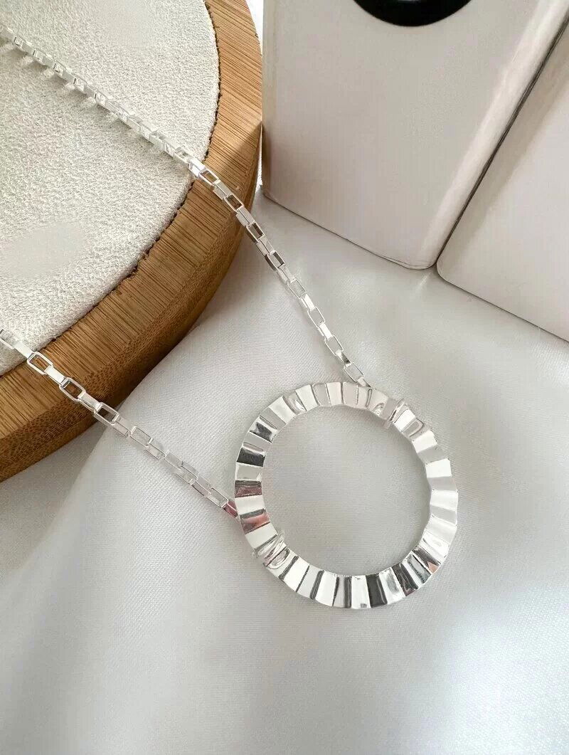 Colar Folheado a Ouro 18k e Prata 925 Corrente Quadrada com Circulo Vazado Martelado