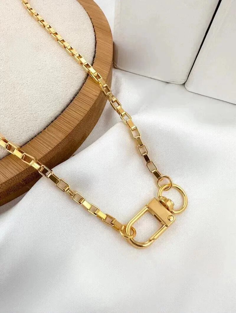 Colar Folheado a Ouro 18k e Prata 925 Corrente Quadrada com Pingente Cadeado