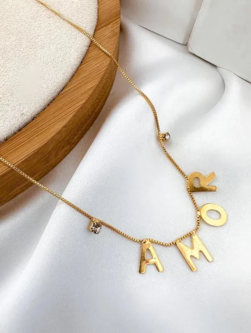 colar folheado a ouro 18k e prata 925 escrita AMOR com ponto de luz.