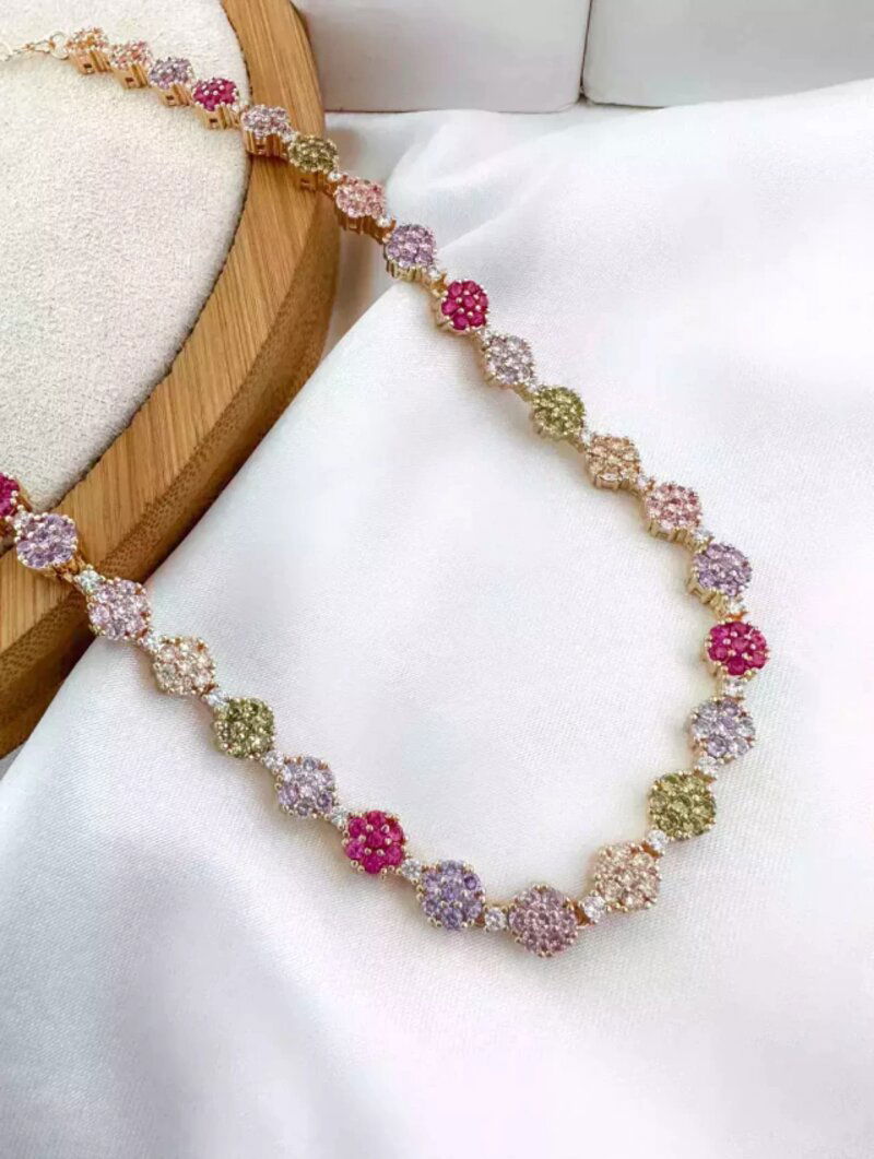 colar folheado a ouro 18k e prata 925 flores ligadas cravejadas com micro zircônias.