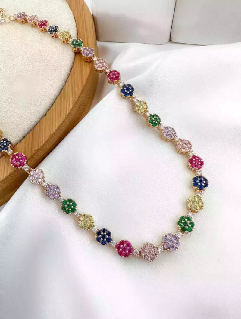 colar folheado a ouro 18k e prata 925 flores ligadas cravejadas com micro zircônias.