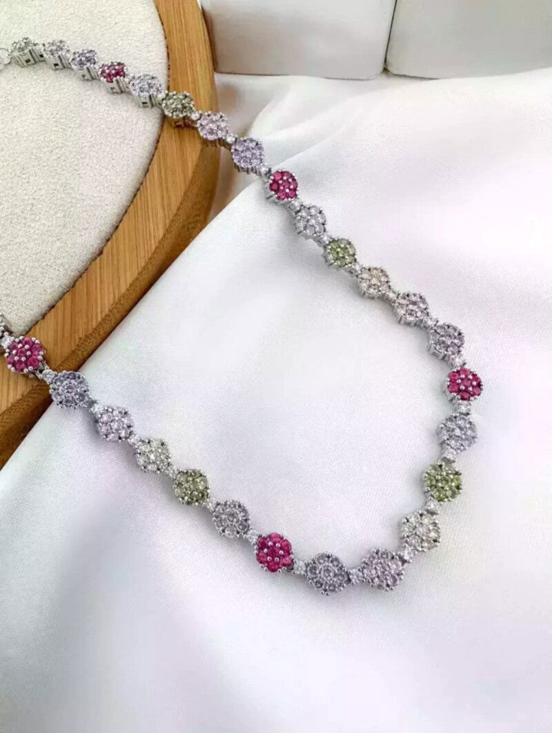 colar folheado a ouro 18k e prata 925 flores ligadas cravejadas com micro zircônias.