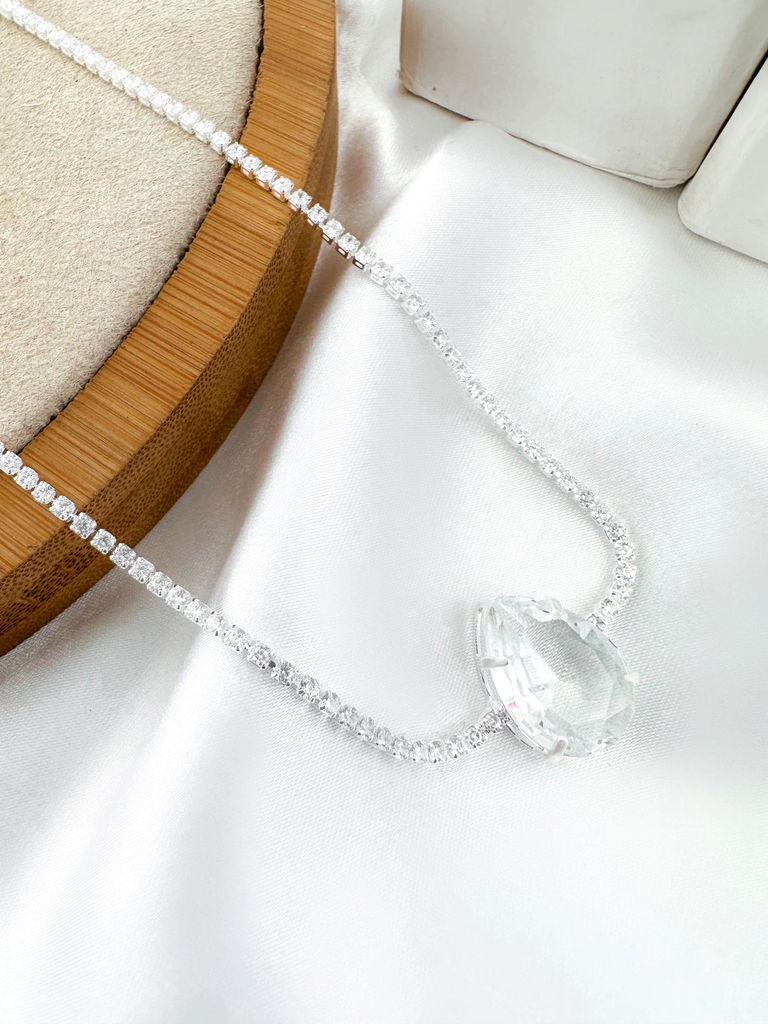 Colar folheado a ouro 18K e prata 925 gota com zircônia.