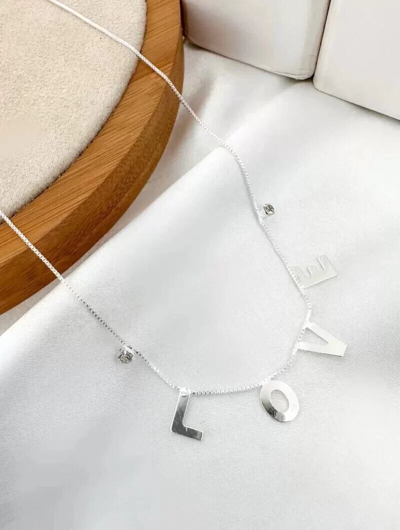 colar folheado a ouro 18k e prata 925 love com pontos de luz