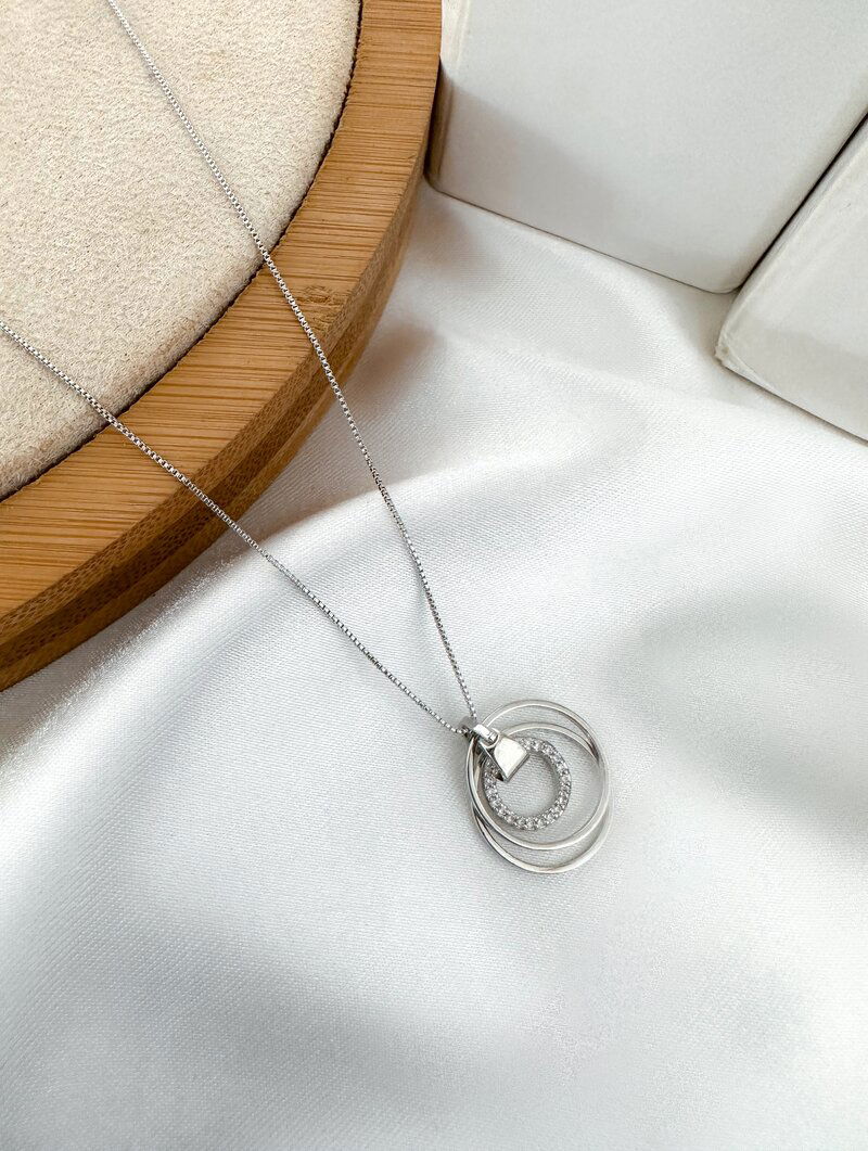 Colar Folheado a Ouro 18k e Prata Circulos com Detalhe Cravejado