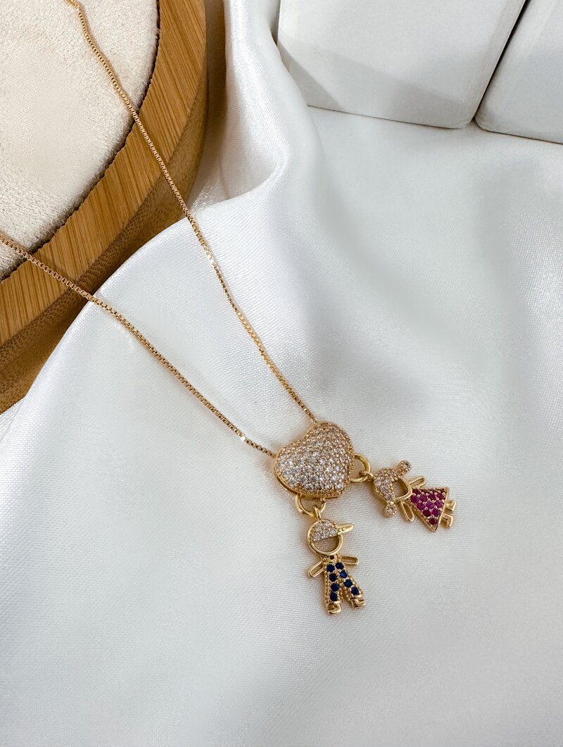 Colar Folheado a Ouro 18k e Prata Coração Cravejado com Criança