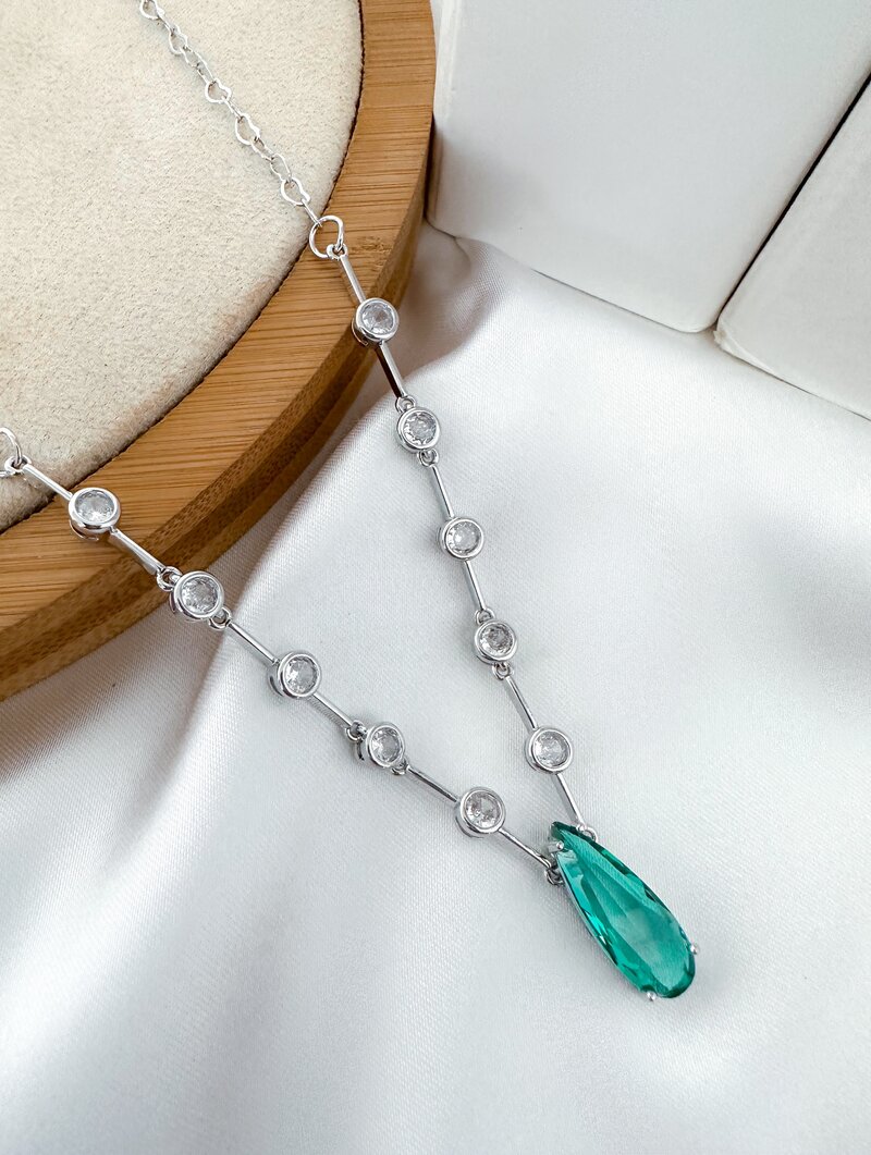 Colar Folheado a Ouro 18k e Prata Corrente com Pontos de Luz e Pingente Gota
