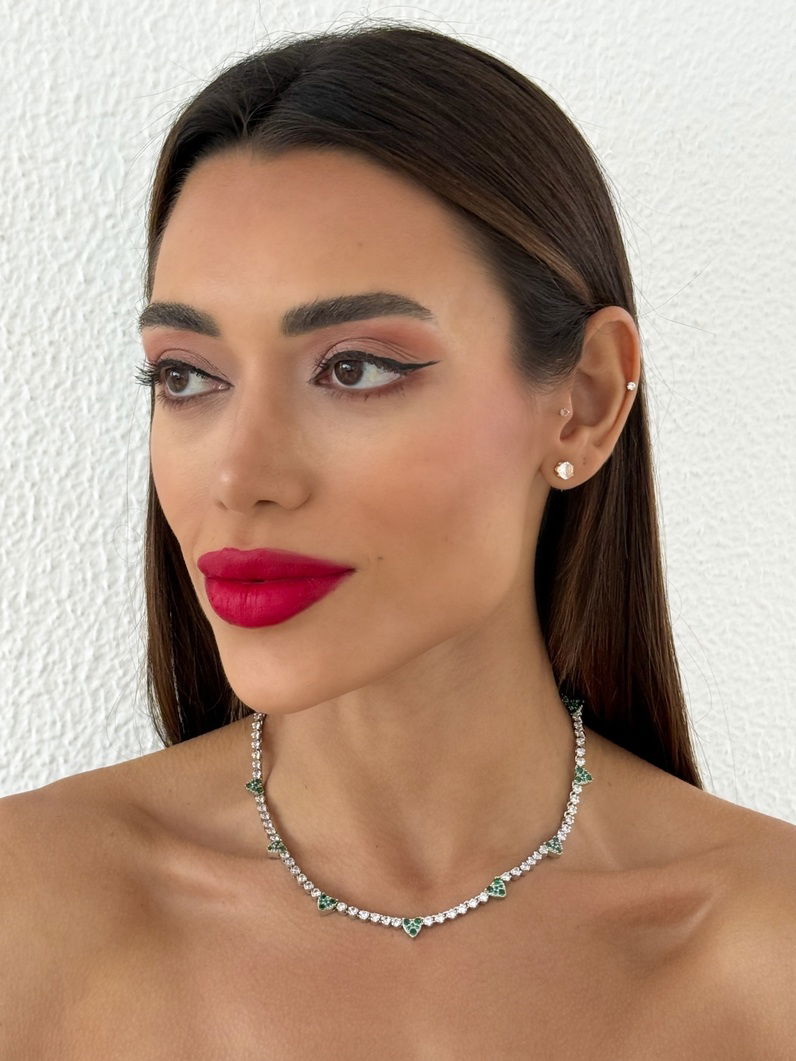 Colar Folheado a Ouro 18k e Prata Cravejado com Corações