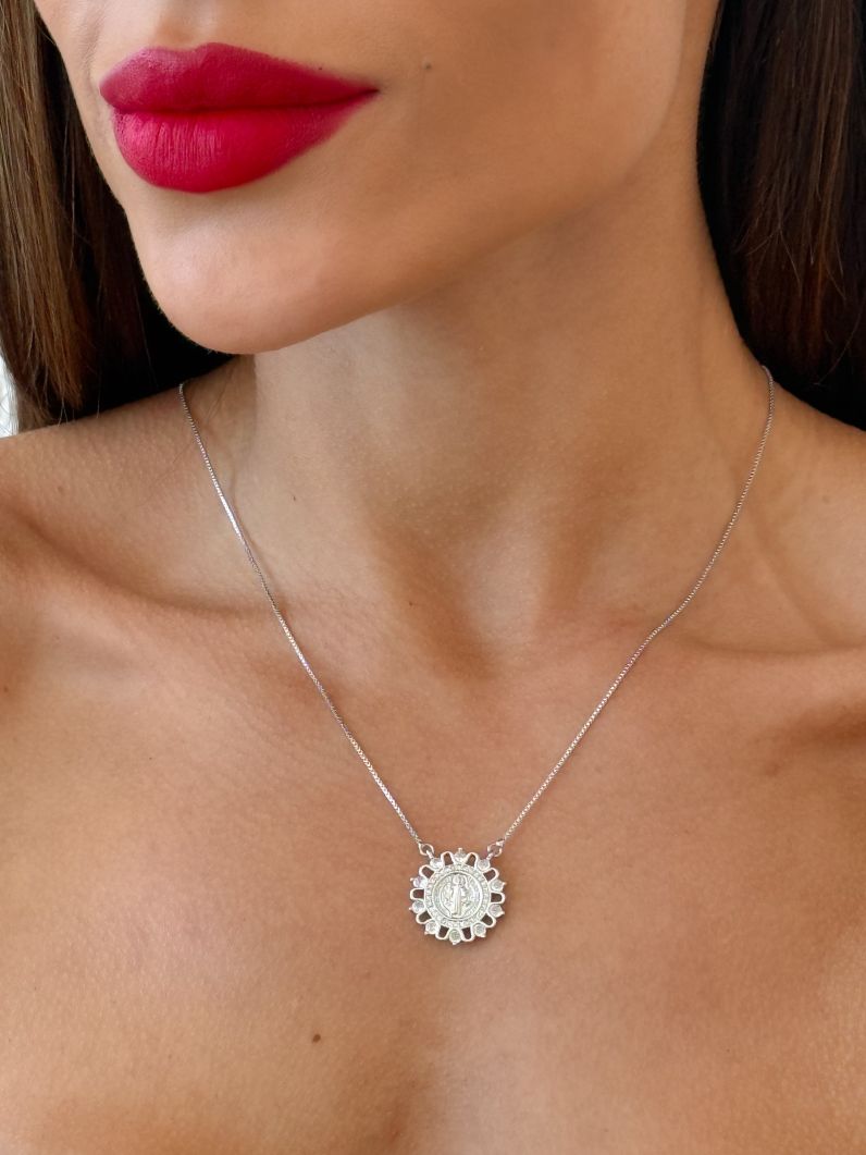 Colar Folheado a Ouro 18k e Prata Design 'Cristo' com Cristais