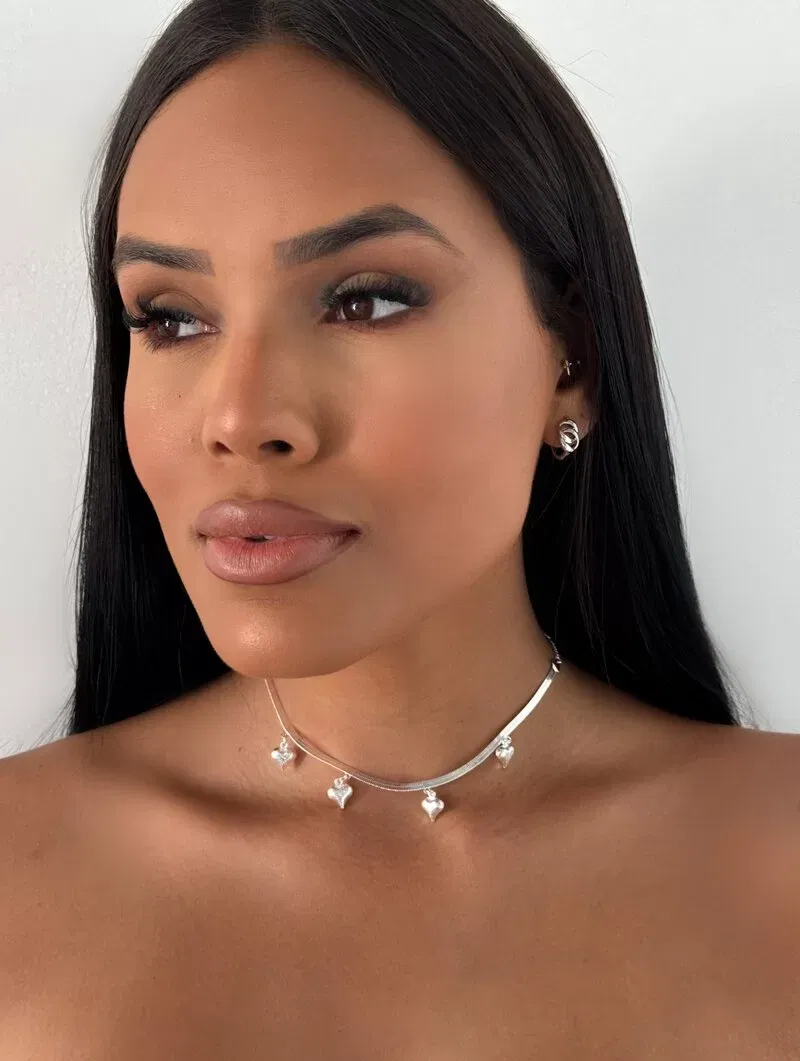 Colar Folheado a Ouro 18k e Prata Fita Laminada com Corações