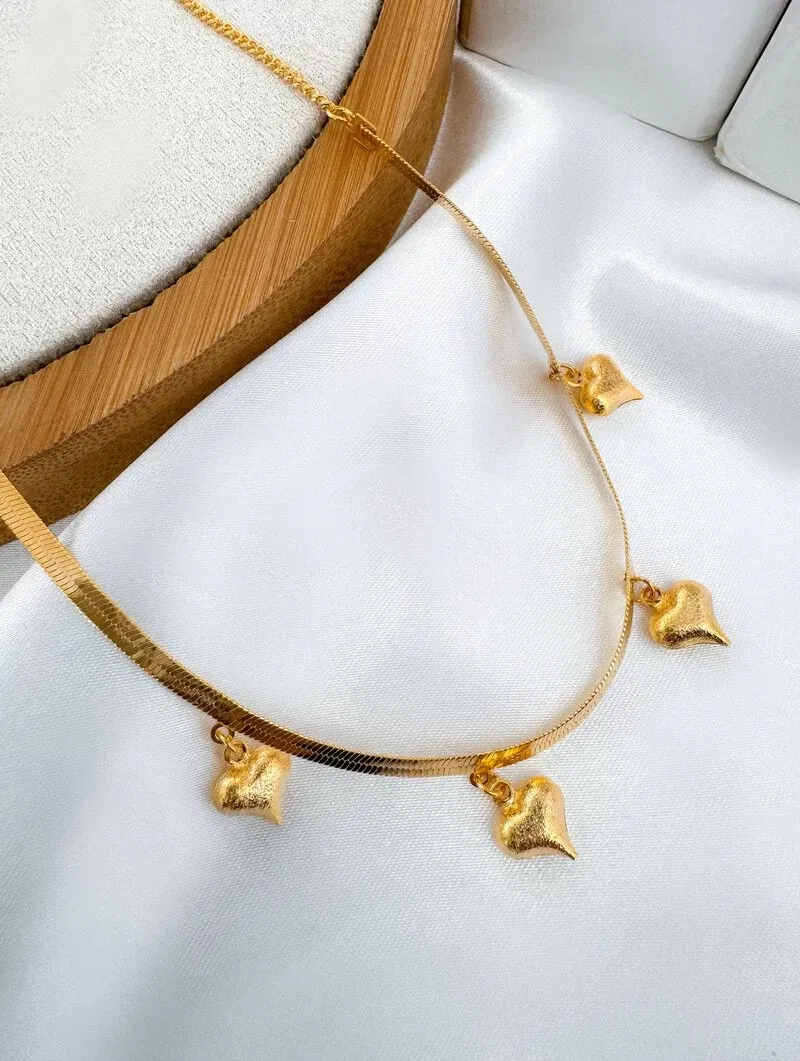 Colar Folheado a Ouro 18k e Prata Fita Laminada com Corações