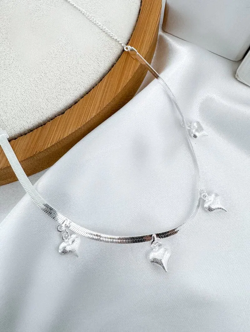 Colar Folheado a Ouro 18k e Prata Fita Laminada com Corações