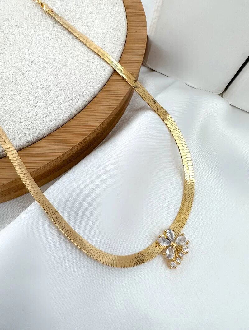 Colar Folheado a Ouro 18k e Prata Fita Laminada com Flor de Zircônia