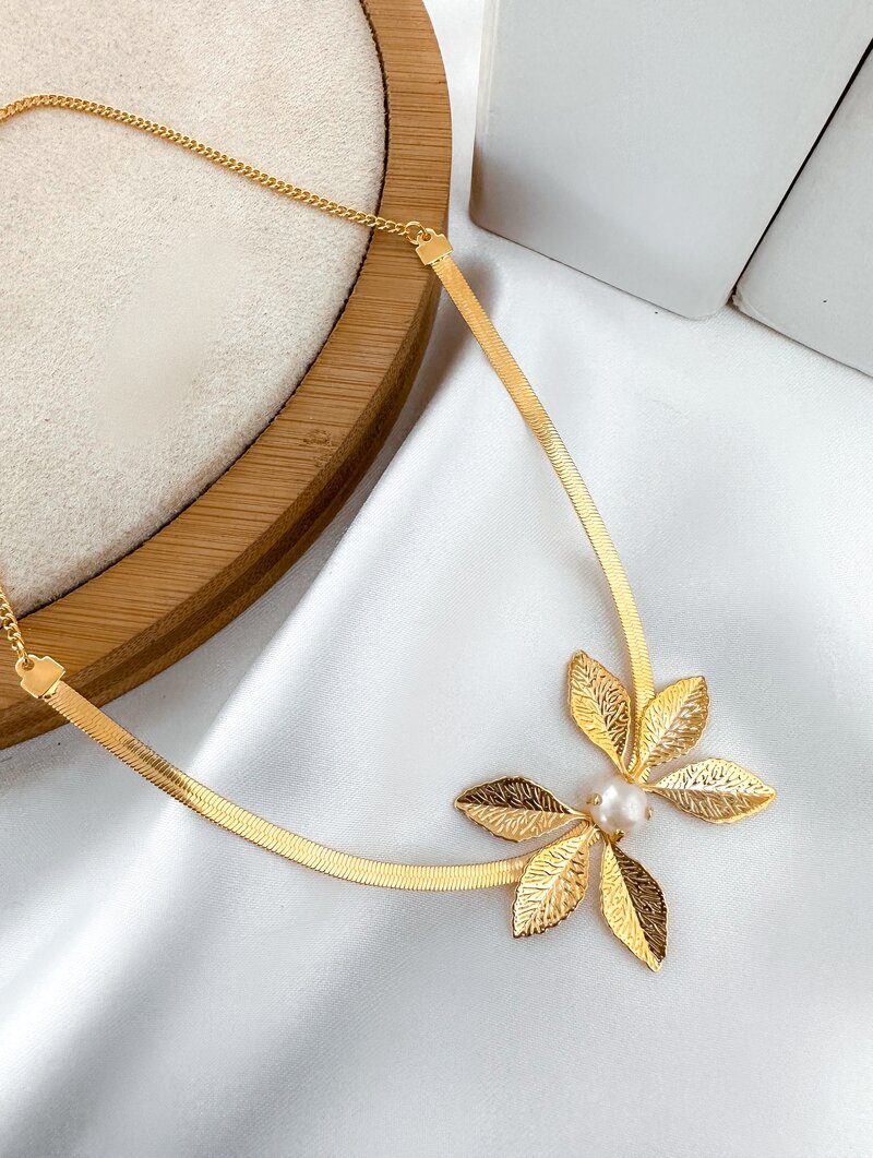 Colar Folheado a Ouro 18k e Prata Fita Laminada com Folhas e Pérola