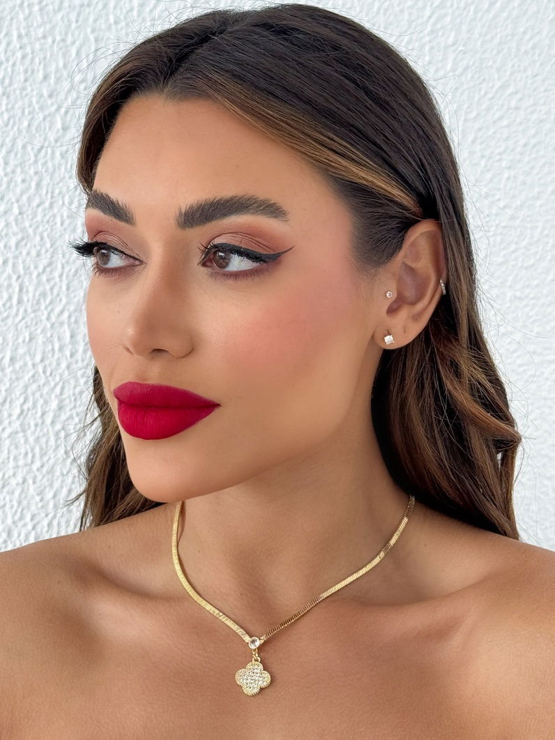 Colar Folheado a Ouro 18k e Prata Fita Laminada Com Pingente Inspiração Vg Cravejado