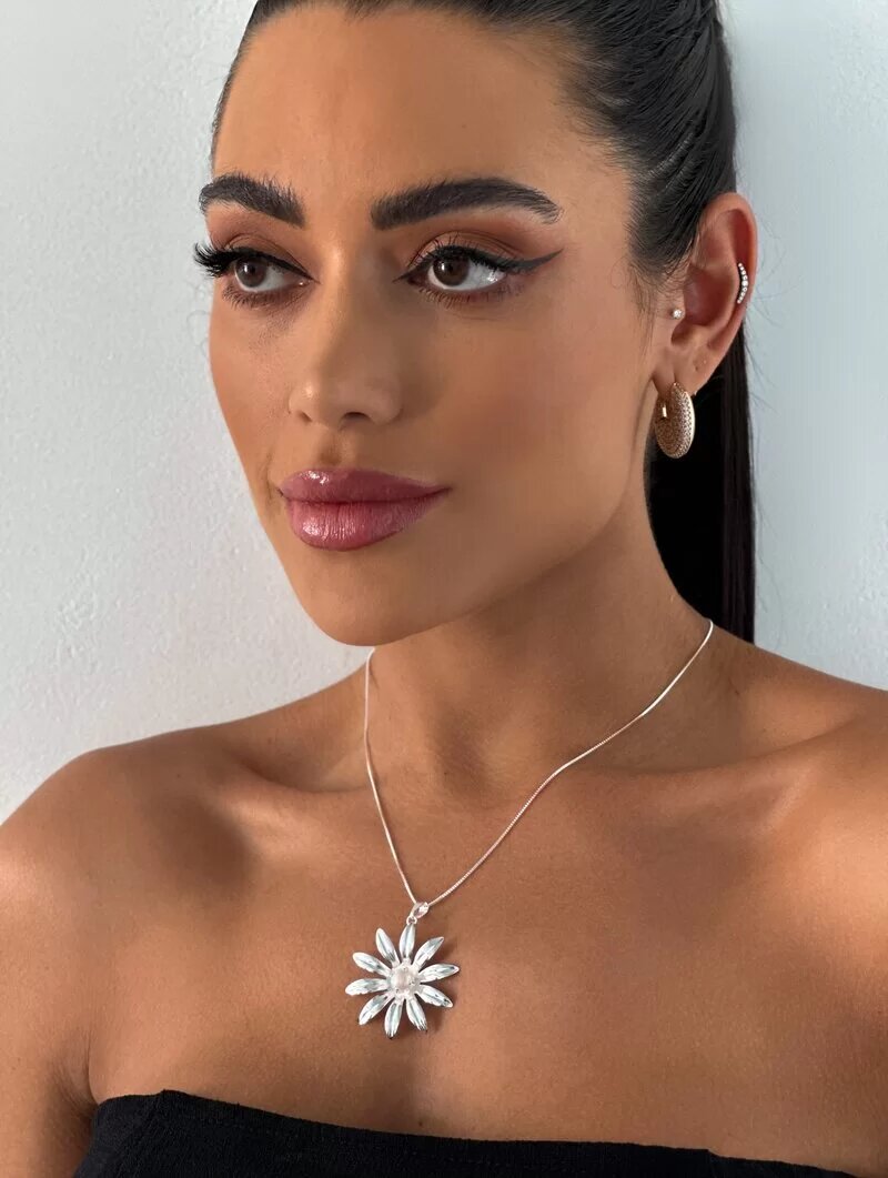 Colar Folheado a Ouro 18k e Prata Flor Dez Pétalas com Pérola