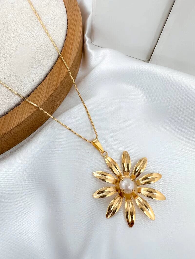 Colar Folheado a Ouro 18k e Prata Flor Dez Pétalas com Pérola