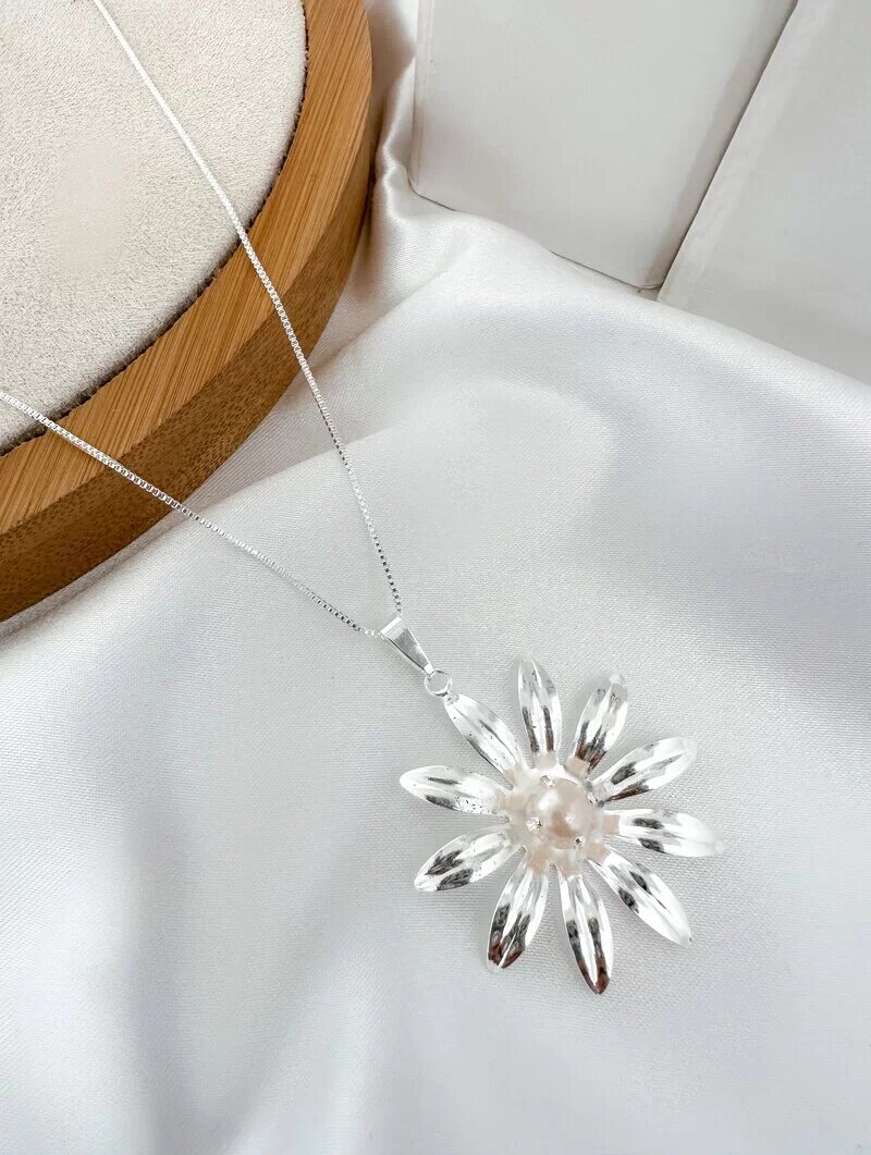 Colar Folheado a Ouro 18k e Prata Flor Dez Pétalas com Pérola