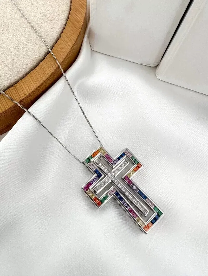 Colar Folheado a Ouro 18k e Prata Maxi Crucifixo Cravejado