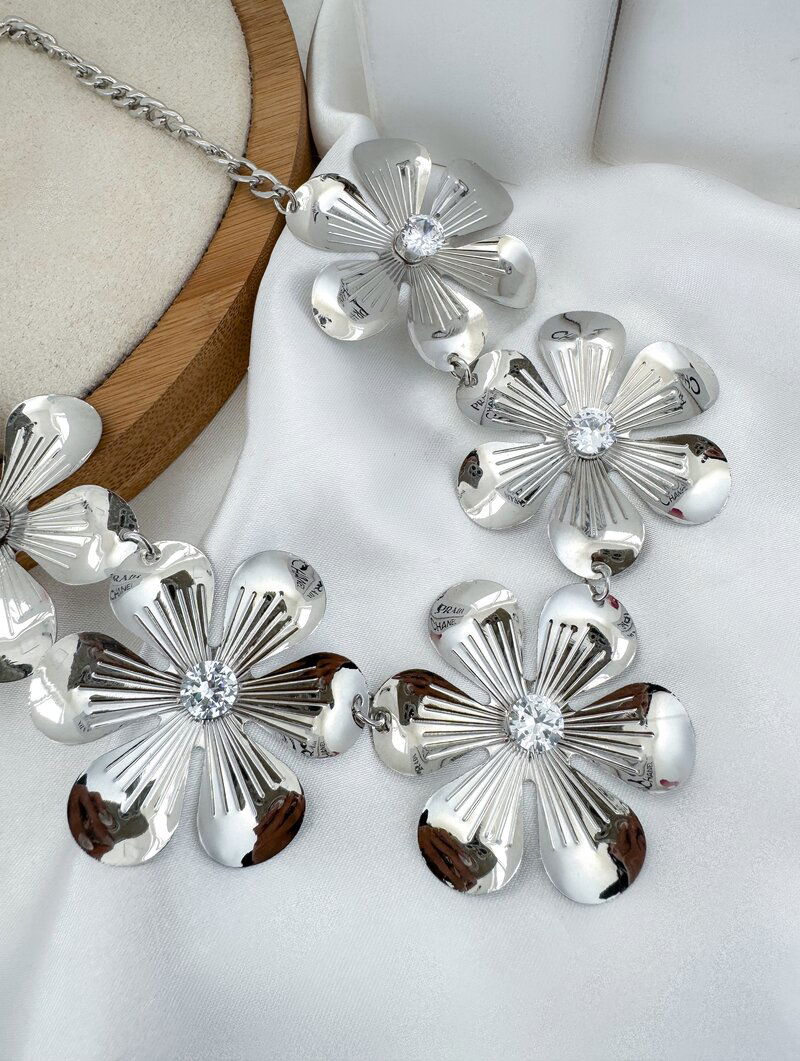 Colar Folheado a Ouro 18k e Prata Maxi Flores com Zircônias