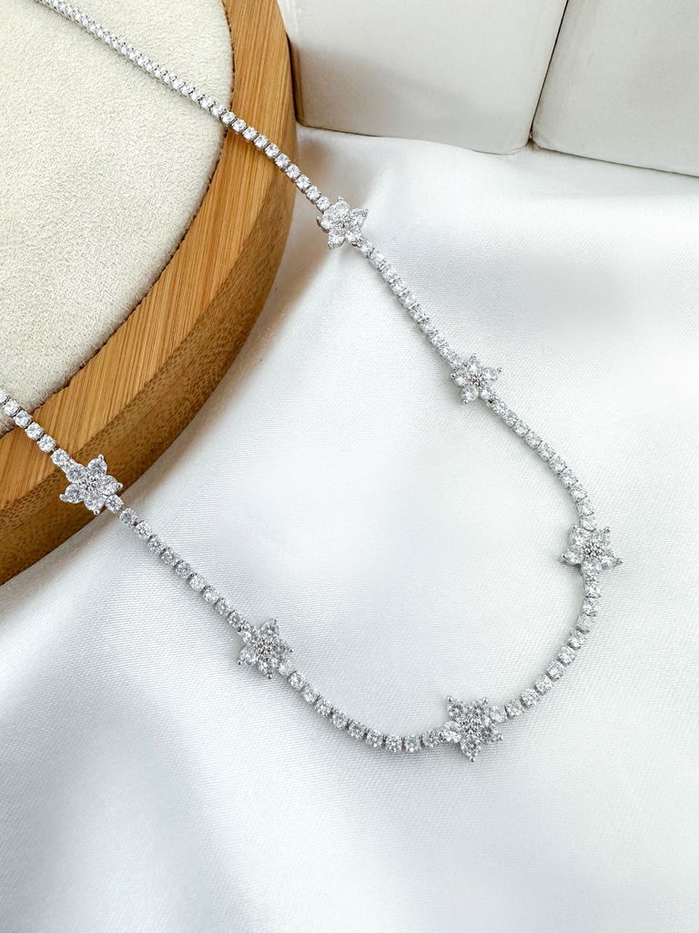 COLAR FOLHEADO A OURO 18K E PRATA MICRO ZIRCÔNIAS COM FLORES