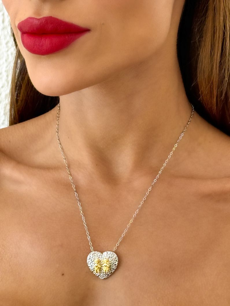 Colar Folheado a Ouro 18k e Prata Mix Banho Pingente Coração Martelado Com Crianças