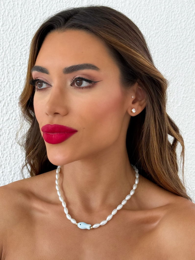 Colar Folheado a Ouro 18k e Prata Pérolas e Pingente Resinado de Peixe