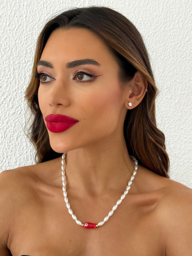 Colar Folheado a Ouro 18k e Prata Pérolas e Pingente Resinado de Peixe